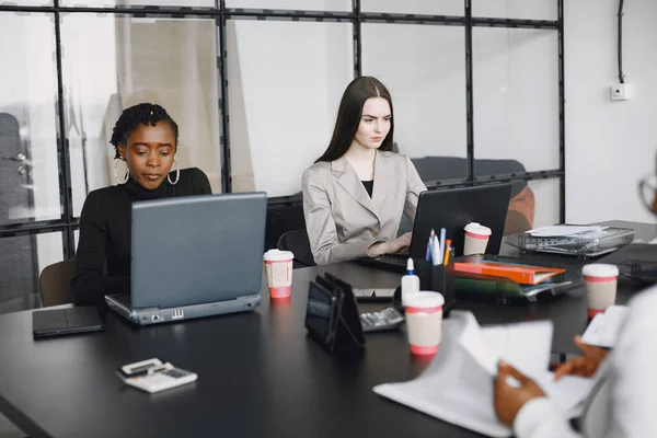 Ділові багаторазові расові жінки працюють в офісі — стокове фото