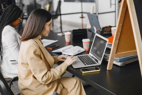 Negócios multi-racial mulheres que trabalham no escritório — Fotografia de Stock