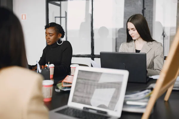 Negócios multi-racial mulheres que trabalham no escritório — Fotografia de Stock