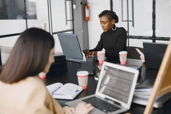 Negócios multi-racial mulheres que trabalham no escritório — Fotografia de Stock