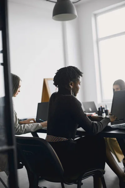 Negócios multi-racial mulheres que trabalham no escritório — Fotografia de Stock