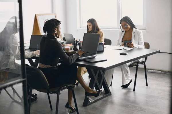 Negócios multi-racial mulheres que trabalham no escritório — Fotografia de Stock