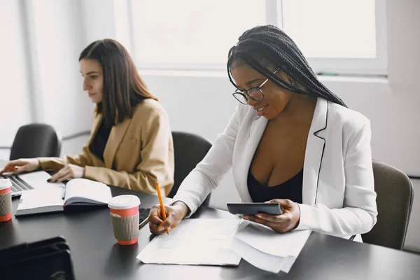 Negócios multi-racial mulheres que trabalham no escritório — Fotografia de Stock