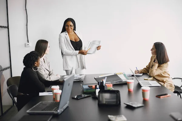 Negócios multi-racial mulheres que trabalham no escritório — Fotografia de Stock