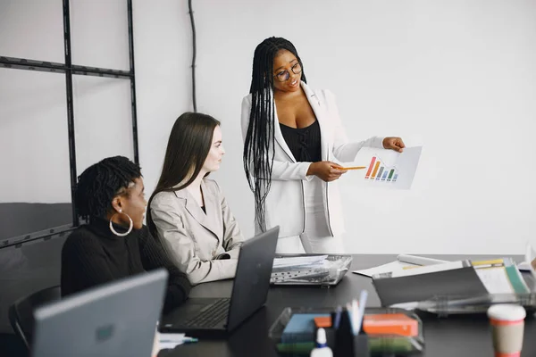 Negócios multi-racial mulheres que trabalham no escritório — Fotografia de Stock