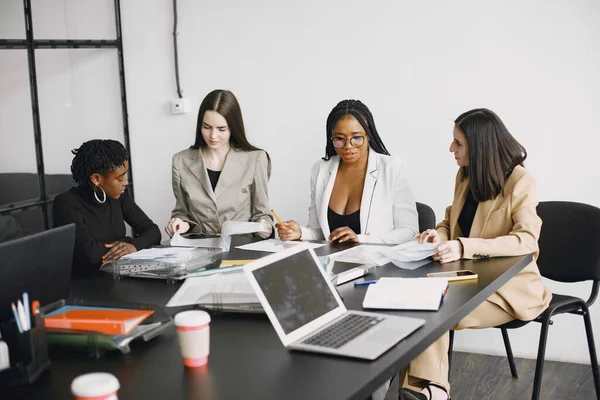 Ділові багаторазові расові жінки працюють в офісі — стокове фото