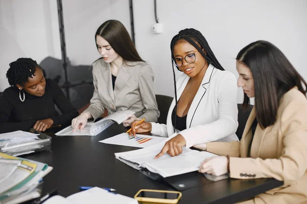 Negócios multi-racial mulheres que trabalham no escritório — Fotografia de Stock