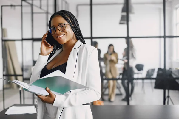 Retrato de uma empresária negra confiante trabalhando no escritório — Fotografia de Stock