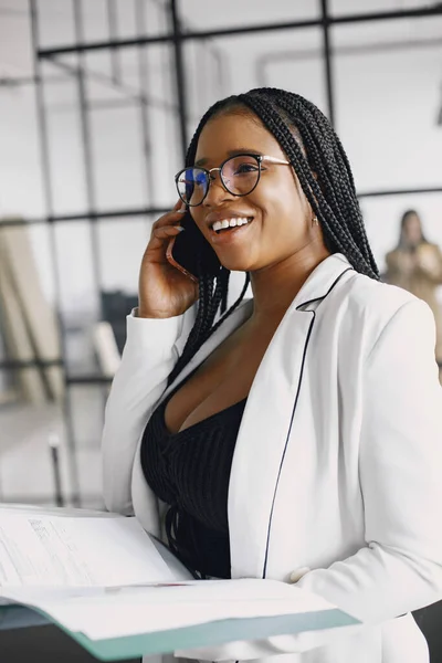 Retrato de uma empresária negra confiante trabalhando no escritório — Fotografia de Stock