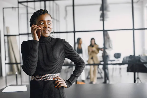 Retrato de uma empresária negra confiante trabalhando no escritório — Fotografia de Stock