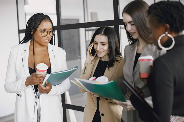 Colegas de negócios multi-étnicos que revisam documentos em papel enquanto estão no escritório moderno — Fotografia de Stock