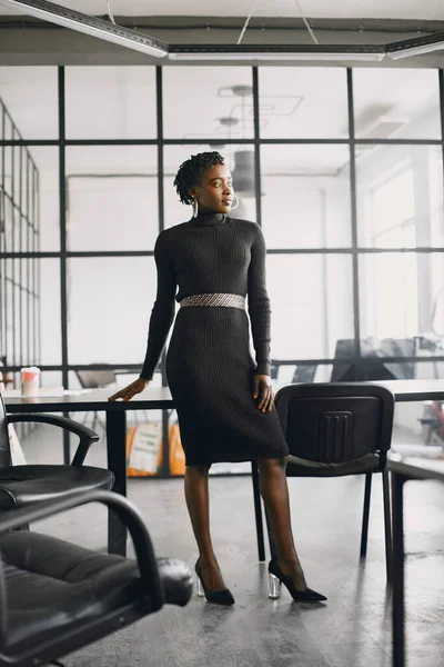 Retrato de uma empresária negra confiante trabalhando no escritório — Fotografia de Stock