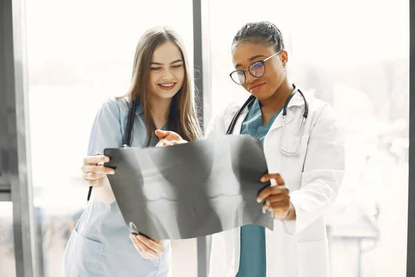 Dos doctores mirando una radiografía — Foto de Stock