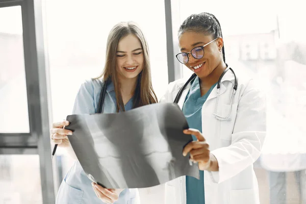 Deux femmes médecins regardant une radiographie — Photo