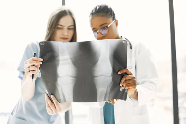 Dos doctores mirando una radiografía — Foto de Stock