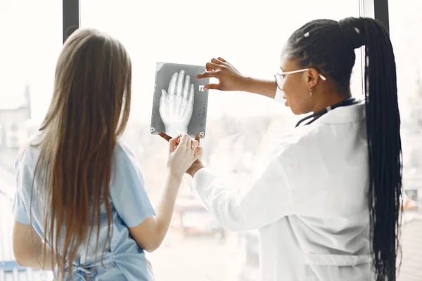 Two female doctors looking at an x-ray — Stock Photo, Image