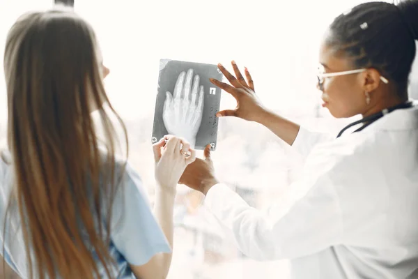 Dos doctores mirando una radiografía —  Fotos de Stock