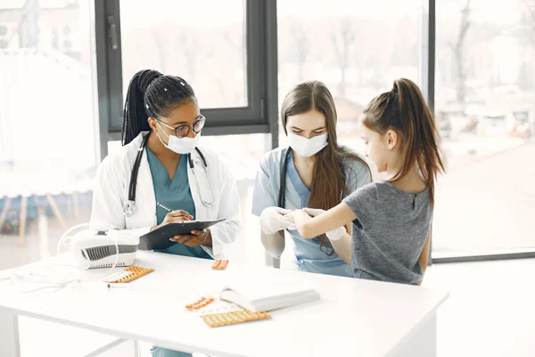 El doctor examina a una niña en el hospital — Foto de Stock