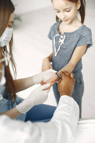 El doctor examina a una niña en el hospital —  Fotos de Stock