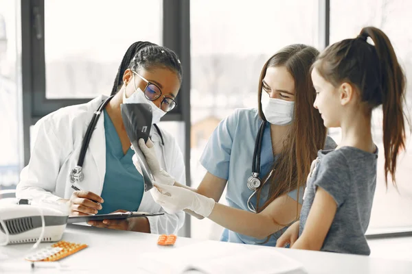 El doctor examina a una niña en el hospital — Foto de Stock