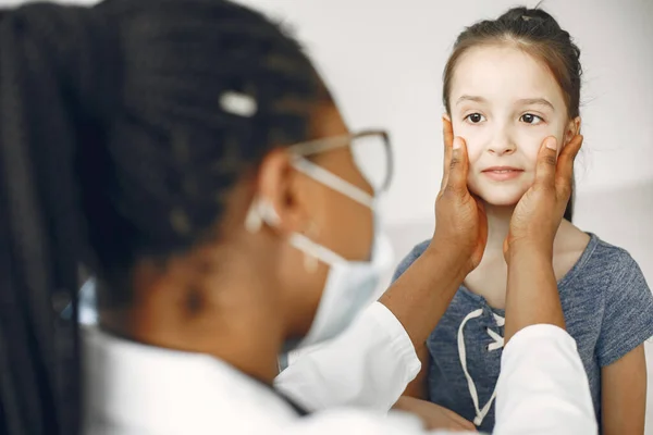 El doctor examina a una niña en el hospital — Foto de Stock