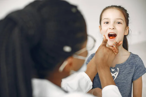 El doctor examina a una niña en el hospital — Foto de Stock