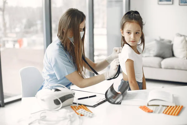 Médico examina uma menina no hospital — Fotografia de Stock