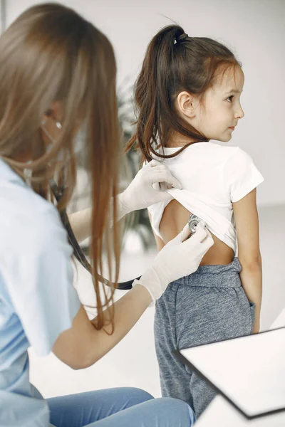 El doctor examina a una niña en el hospital — Foto de Stock