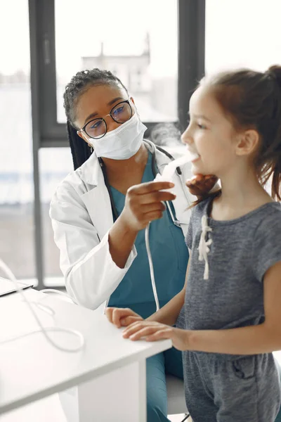 El doctor hace un procedimiento para una niña — Foto de Stock