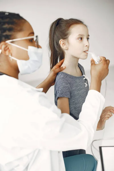 Лікар робить процедуру для маленької дівчинки — стокове фото