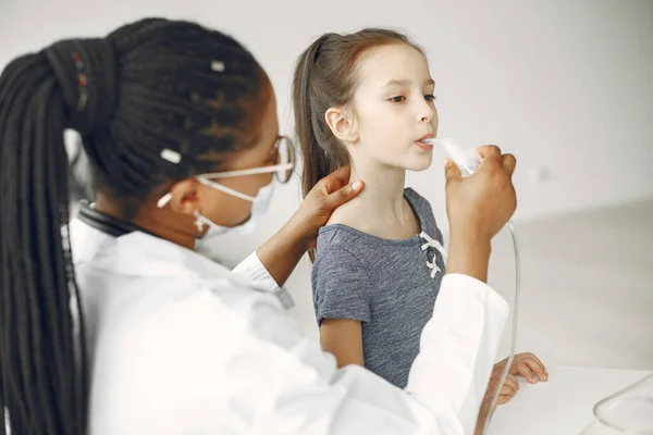 El doctor hace un procedimiento para una niña — Foto de Stock