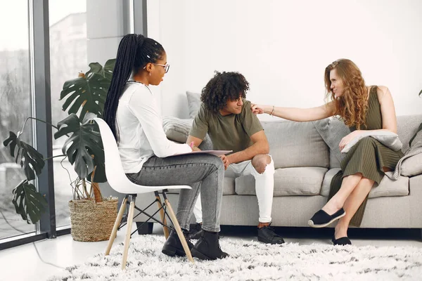 Casal conversando com psicólogo em terapia — Fotografia de Stock