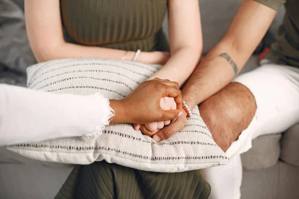 Consejero matrimonial que apoya a la pareja en sesión — Foto de Stock