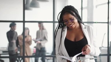  Ofiste çalışan iş kadını takım elbiseli.