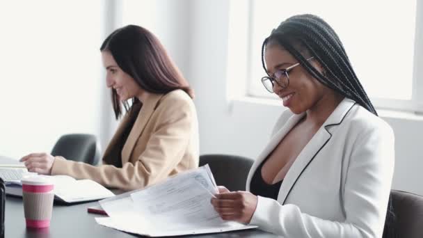 Negócios multi-racial mulheres que trabalham no escritório — Vídeo de Stock