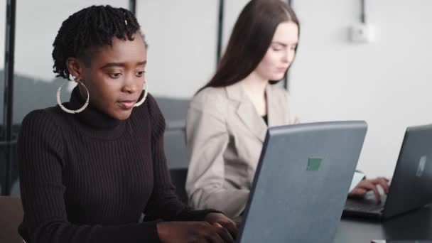 Kvinnor med flera raser som arbetar på kontoret — Stockvideo