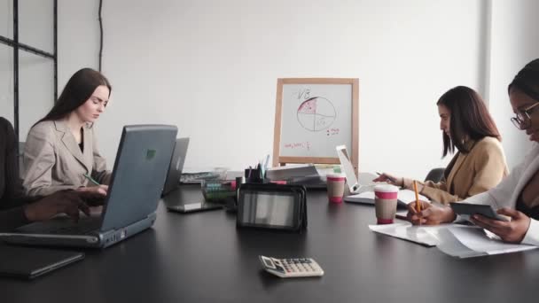 Kvinnor med flera raser som arbetar på kontoret — Stockvideo