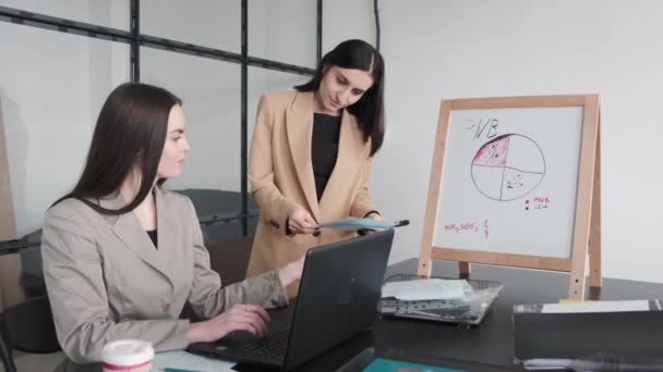 Femme présente le projet à colleguess au bureau — Video
