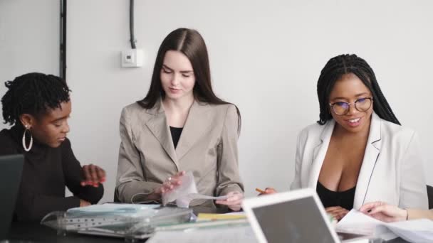 Affari multi donne razziali che lavorano in ufficio — Video Stock