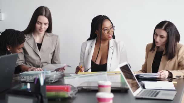 Forretning multi racemæssige kvinder, der arbejder på kontoret – Stock-video