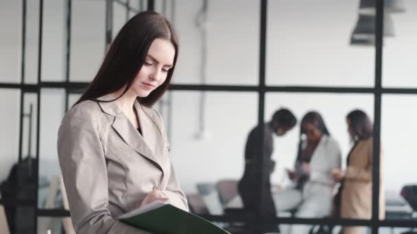 Mujer de negocios confiada en traje de trabajo en la oficina — Vídeos de Stock