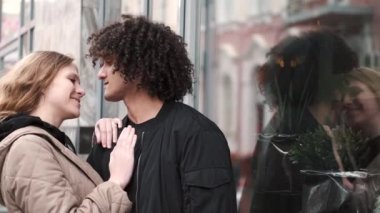 Tutkulu genç çift öpüşme ve etrafında dönen kucaklayan açık şehir