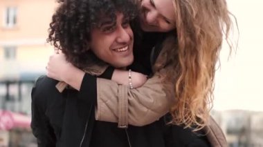 Tutkulu genç çift öpüşme ve etrafında dönen kucaklayan açık şehir
