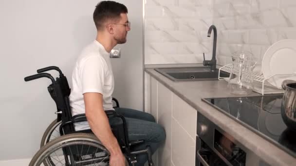 Genç Mutlu Engelli Adam Tekerlekli Sandalyede Bulaşık Yıkama — Stok video