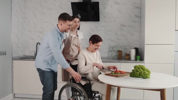 キッチンで野菜を切る熟女障害者 — ストック動画
