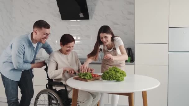 Mulher com deficiência madura cortando legumes na cozinha — Vídeo de Stock