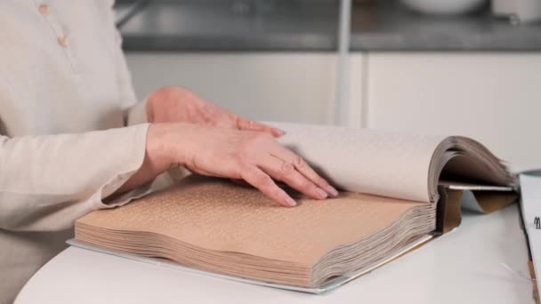 Vak, érett nő Braille könyvet olvas otthon — Stock videók