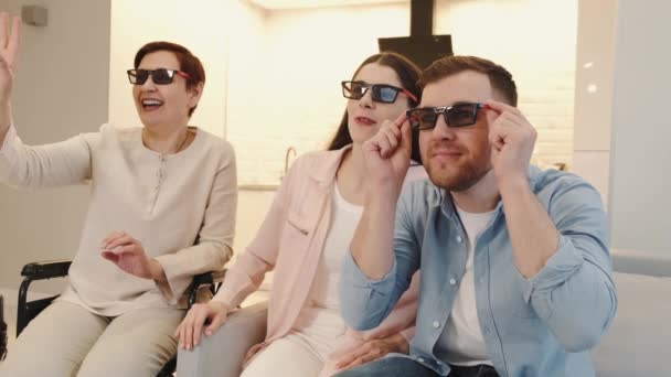 Disabled woman and adult children watch 3d movie — Stock Video