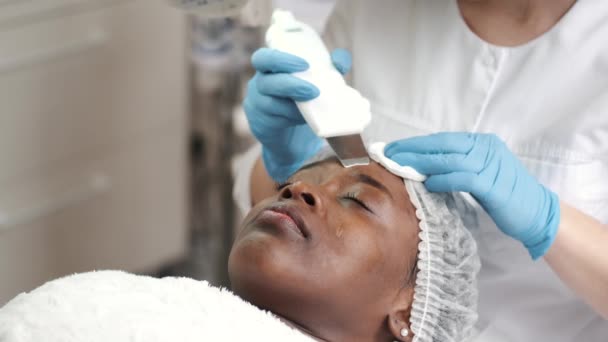 Beautician makes procedure for clean face with hardware — Stock Video