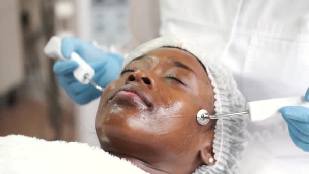 Esthéticienne fait la procédure pour nettoyer le visage avec du matériel — Video